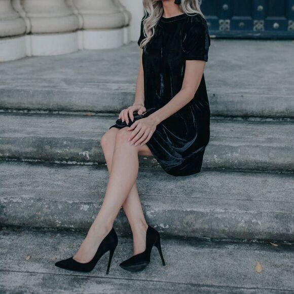 ✨ LALA BLACK VELVET DRESS✨ - Picture 1 of 5